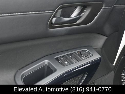 Used 2024 Nissan Pathfinder S AWD/4WD image 14