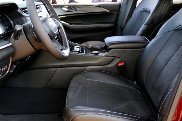 New 2025 Jeep Grand Cherokee Altitude AWD/4WD image 9