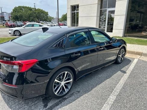 Used 2023 Honda Civic Touring image 3