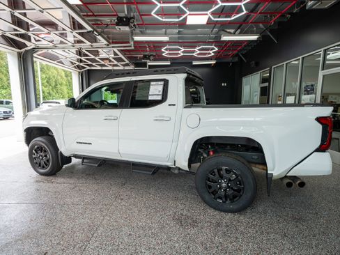 Used 2025 Toyota Tacoma SR5 AWD/4WD image 2