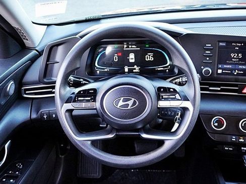 Certified 2025 Hyundai Elantra SE FWD image 28