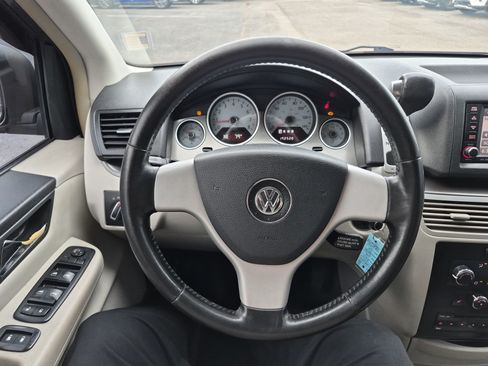 Used 2010 Volkswagen Routan SE FWD image 27