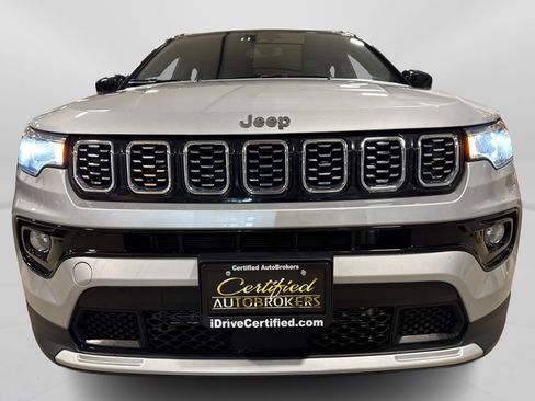 Used 2025 Jeep Compass Limited image 10