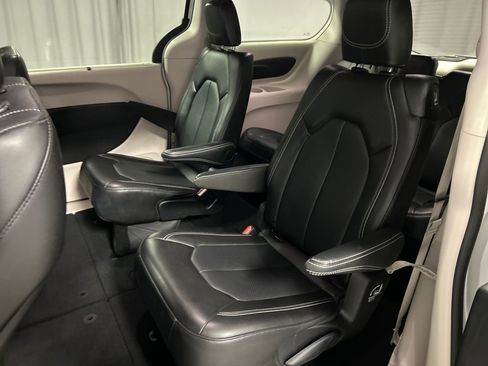 Used 2024 Chrysler Pacifica Touring-L image 23