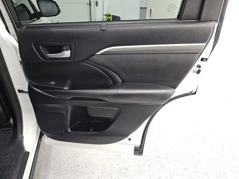 Used 2017 Toyota Highlander SE AWD/4WD image 36