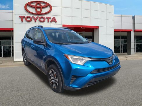 Used 2018 Toyota RAV4 LE FWD image 1