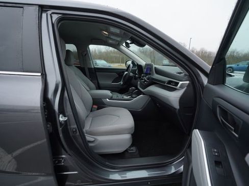 Used 2024 Toyota Highlander LE image 20