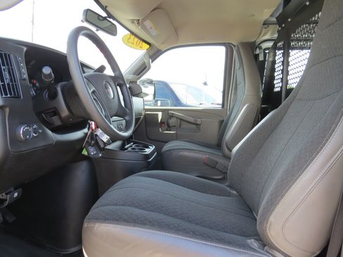 Used 2023 GMC Savana 2500 w/ Driver Convenience Package image 14