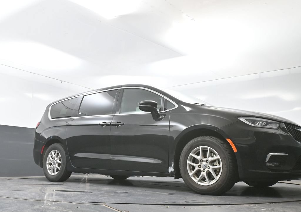 Used 2025 Chrysler Pacifica Select FWD image 19