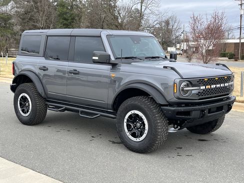 Used 2024 Ford Bronco Badlands image 2