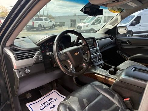 Used 2018 Chevrolet Suburban LT RWD image 3