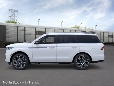 New 2026 Lincoln Navigator Reserve AWD/4WD image 3