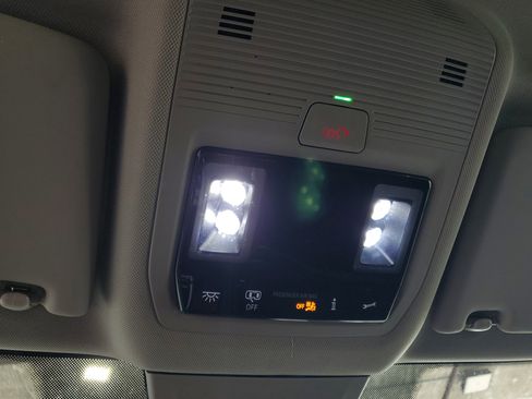 Used 2025 Volkswagen Atlas SE image 20