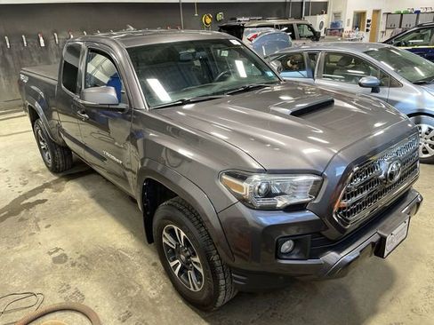 Used 2017 Toyota Tacoma TRD Sport image 1