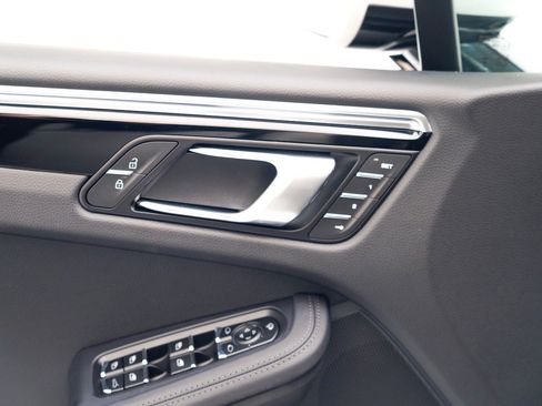 Certified 2026 Porsche Macan AWD/4WD image 22