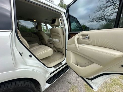 Used 2014 INFINITI QX80 4WD w/ Deluxe Touring Package image 22