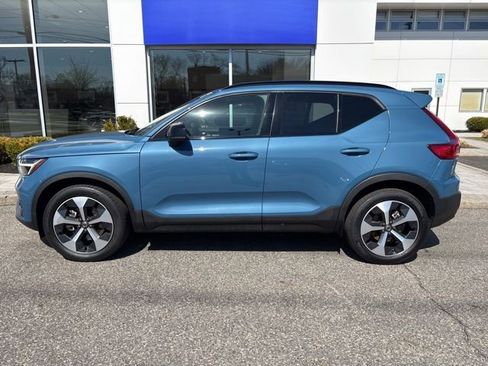 Used 2025 Volvo XC40 B5 Plus image 2