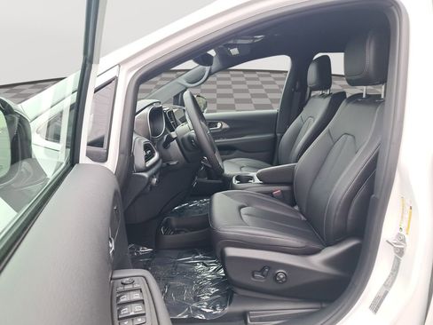 New 2026 Chrysler Pacifica Select image 12