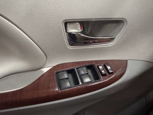 Used 2013 Toyota Sienna XLE image 33