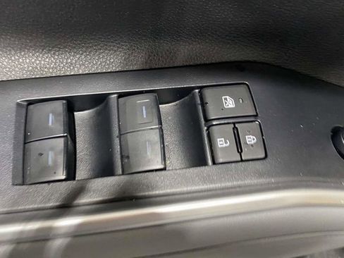 Used 2023 Toyota Highlander LE image 12