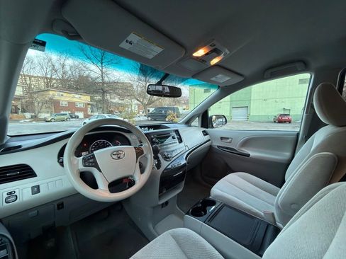 Used 2014 Toyota Sienna LE image 29