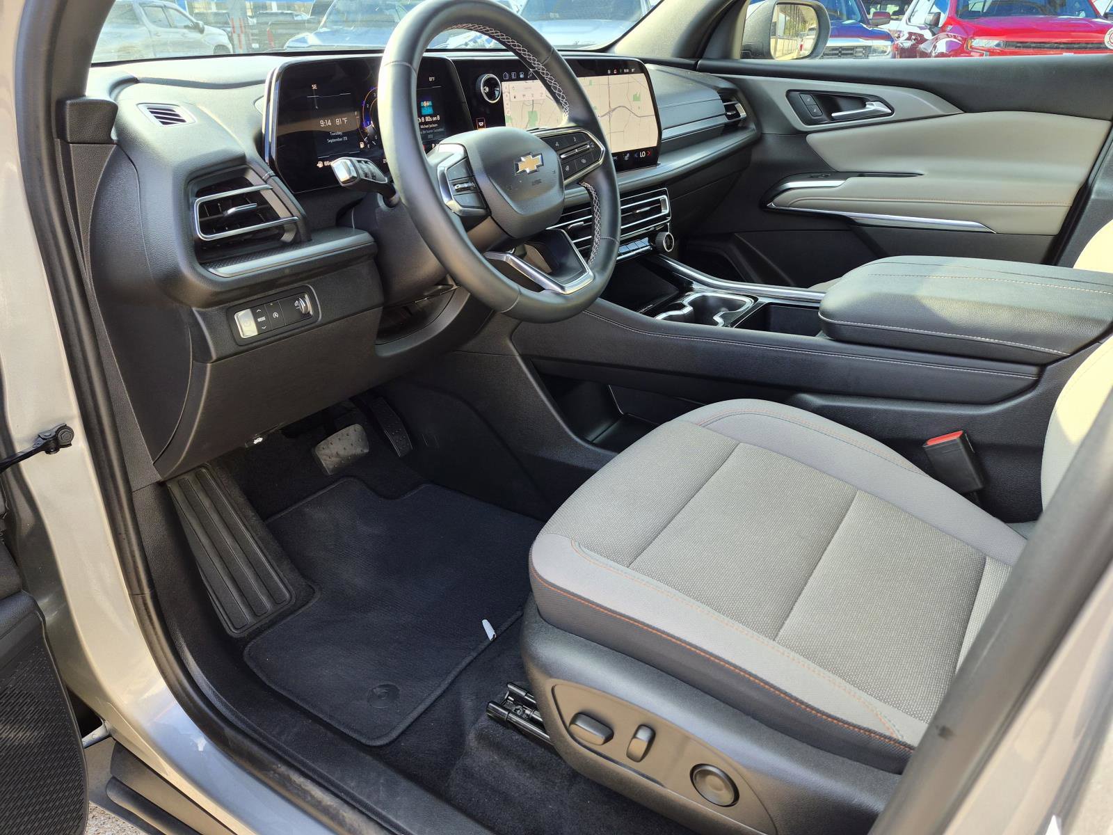 Used 2026 Chevrolet Traverse LT w/ Driver Confidence Package FWD image 2
