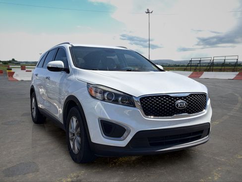 Used 2018 Kia Sorento FWD image 2