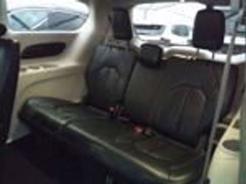 Used 2023 Chrysler Pacifica Touring-L FWD image 7