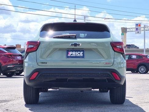 Used 2024 Chevrolet Trax RS w/ Sunroof Package FWD image 7