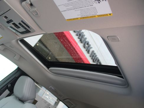 Used 2026 Toyota Sienna XLE image 3