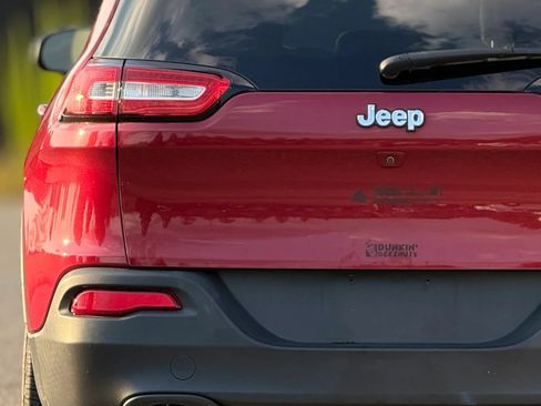Used 2017 Jeep Cherokee Latitude w/ Comfort & Sound Group FWD image 13