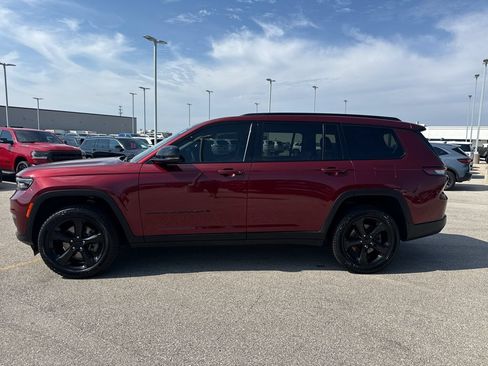 Used 2024 Jeep Grand Cherokee L Limited w/ Black Appearance Package AWD/4WD image 6