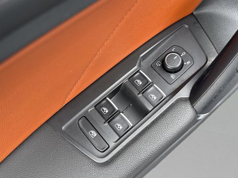 Used 2018 Volkswagen Tiguan SEL Premium w/ R-Line Package image 20