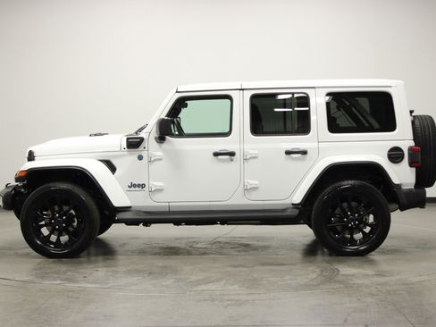 Used 2025 Jeep Wrangler Unlimited Sahara AWD/4WD image 5