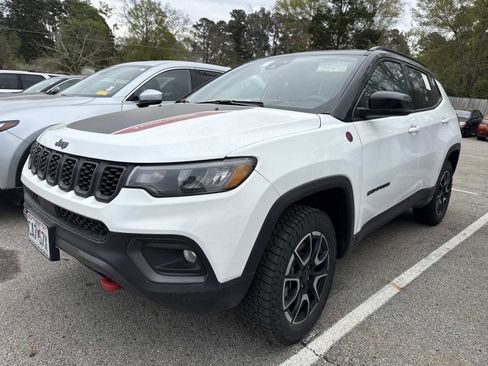 Used 2025 Jeep Compass Trailhawk image 2