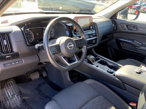 Used 2025 Nissan Pathfinder SV image 15