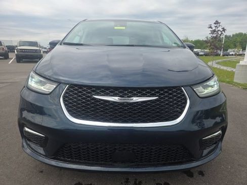 Used 2023 Chrysler Pacifica Touring-L FWD image 3