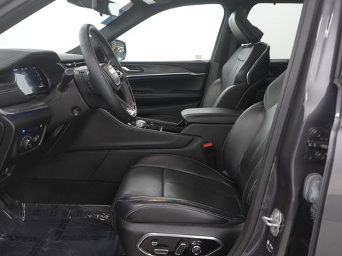 Used 2022 Jeep Grand Cherokee Overland w/ Advanced Protech Group III image 24