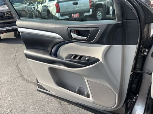 Used 2019 Toyota Highlander XLE image 29