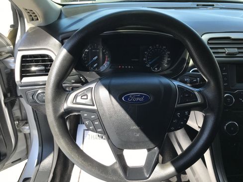 Used 2017 Ford Fusion SE image 12