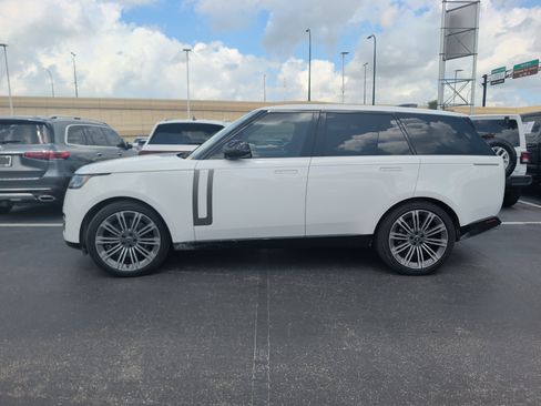 Used 2024 Land Rover Range Rover SE AWD/4WD image 4