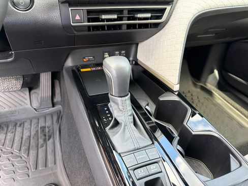 Used 2025 Toyota Camry XLE FWD image 15