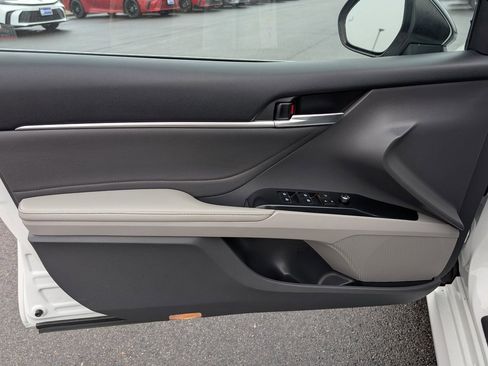 Used 2018 Toyota Camry XLE image 13