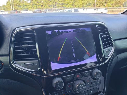 Used 2019 Jeep Grand Cherokee Altitude RWD image 35