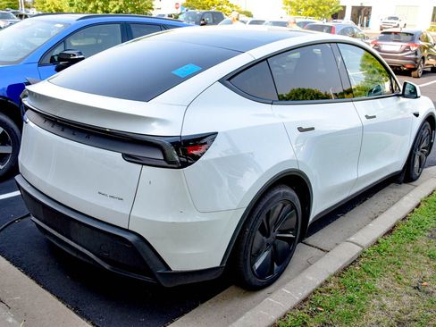 Used 2026 Tesla Model Y Long Range AWD/4WD image 4