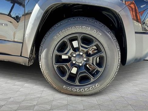 Used 2019 Jeep Cherokee Trailhawk image 8