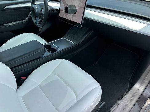Used 2024 Tesla Model Y Long Range RWD image 13