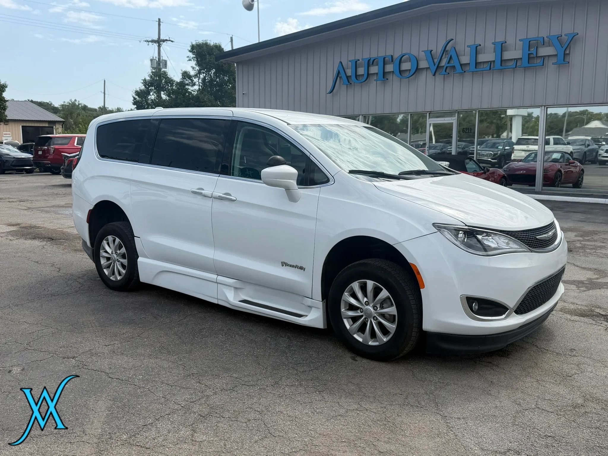 Used 2018 Chrysler Pacifica Touring Plus FWD image 1