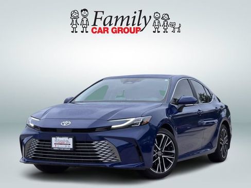 Used 2025 Toyota Camry XLE FWD image 1
