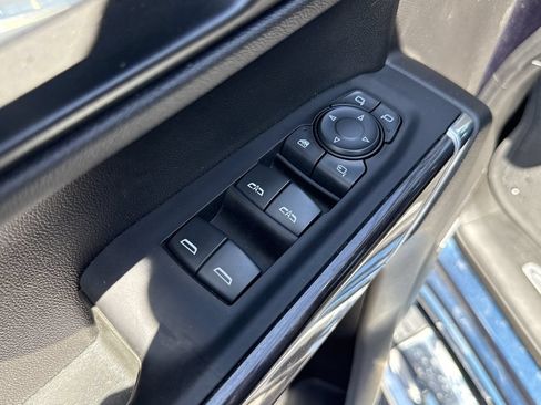 Used 2022 Chevrolet Silverado 1500 LTZ w/ Technology Package AWD/4WD image 11